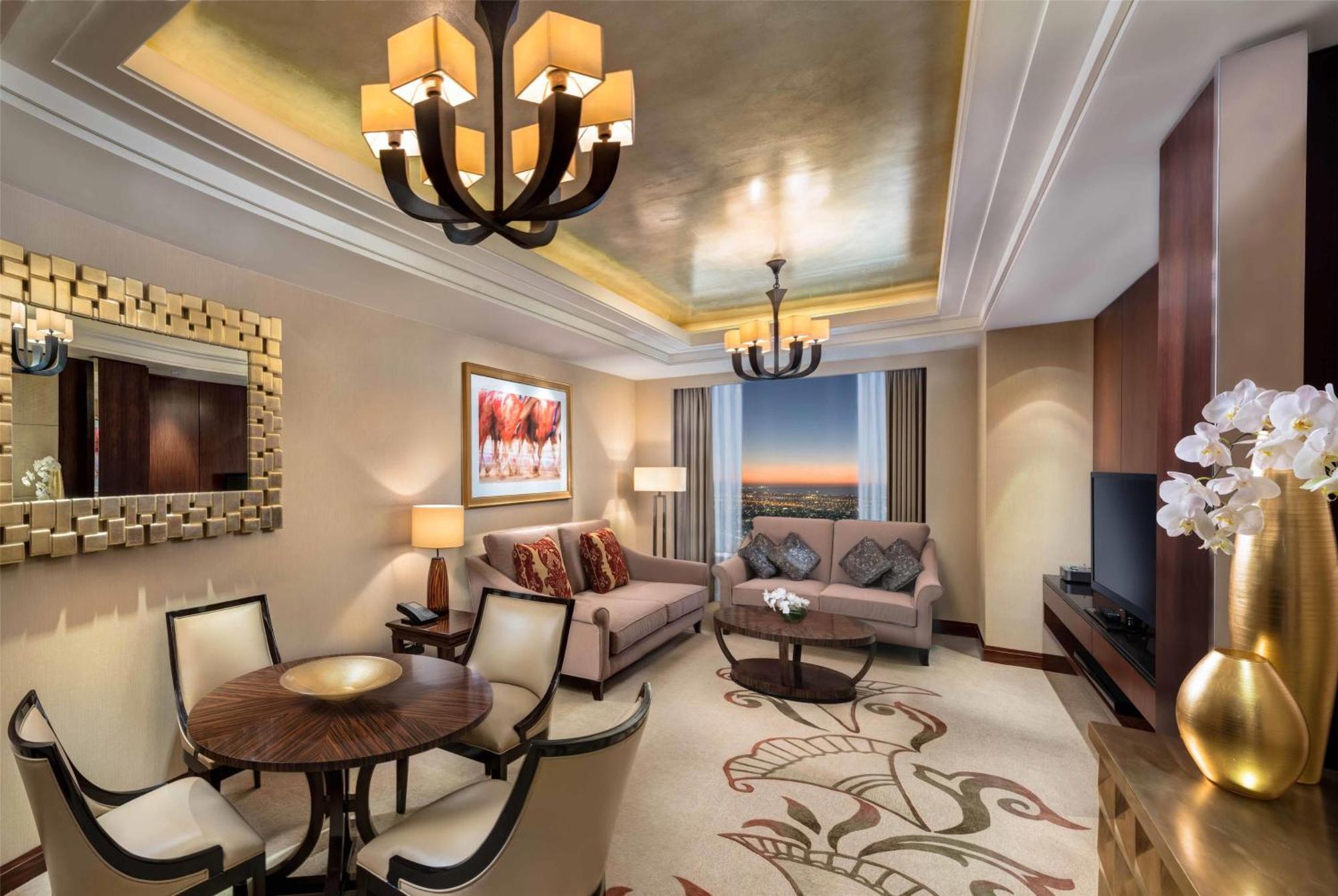 Deluxe King Suite Lounge Access