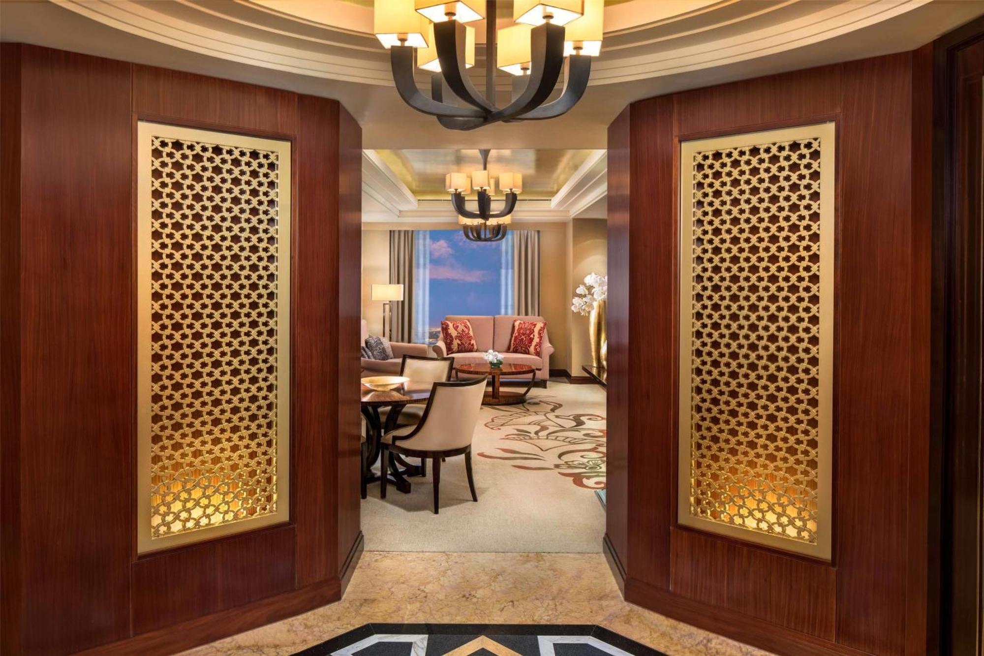 Deluxe King Suite Lounge Access